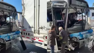 Choque entre autobús y tráiler en Av. Panamericana Pedro Escobedo, Querétaro