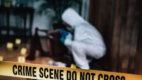 mujer arrastrando el cadáver de su esposo por la calle