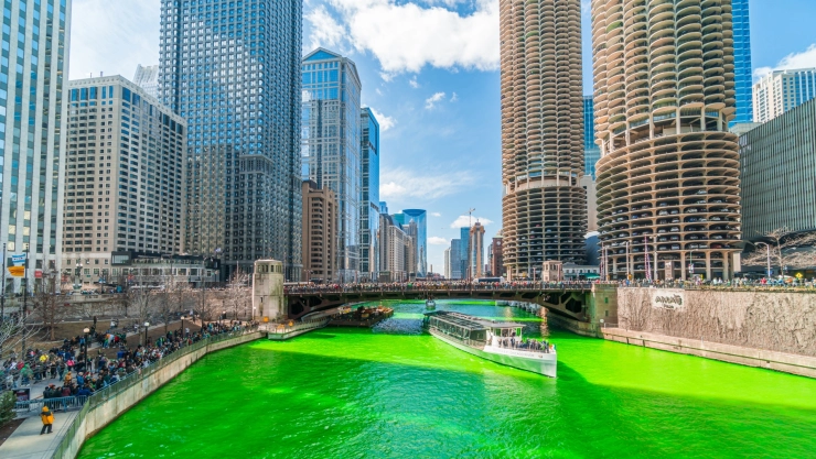 El río Chicago verde por San Patricio.