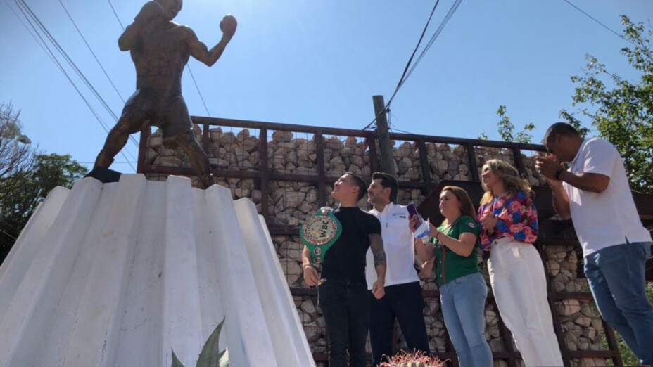 La figura de bronce de Óscar Valdez.png