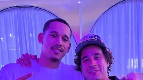 El portero Guillermo Ochoa en una fotografía con Juan Toscano