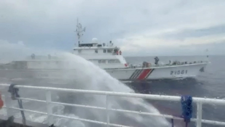 Buque chino ataca con cañones de agua barco filipino