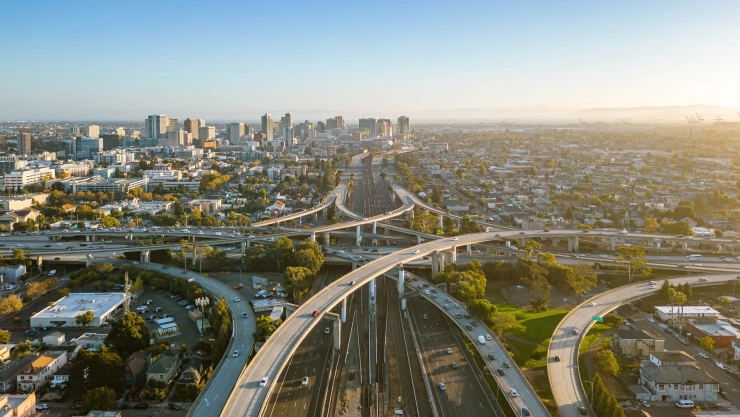 Autos circulando por carreteras de California