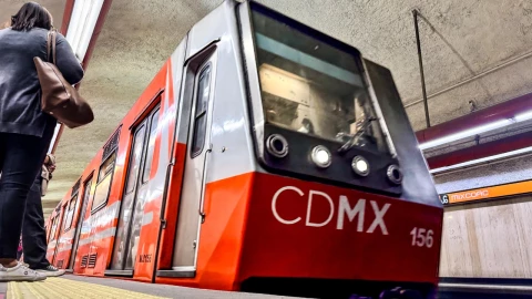 Metro CDMX hoy con retrasos y aglomeraciones en 2 líneas