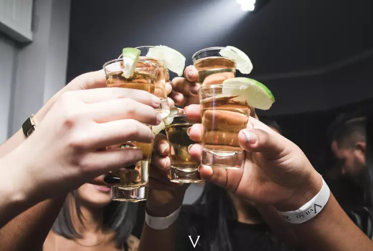 ¡Cuidado! Estos alimentos pueden dañar tu salud si los mezclas con el alcohol