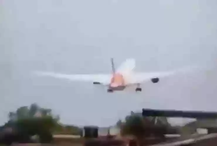 VIDEO_ Accidente aéreo en India cobra la vida de cientos de personas; tenía un minuto de haber despegado