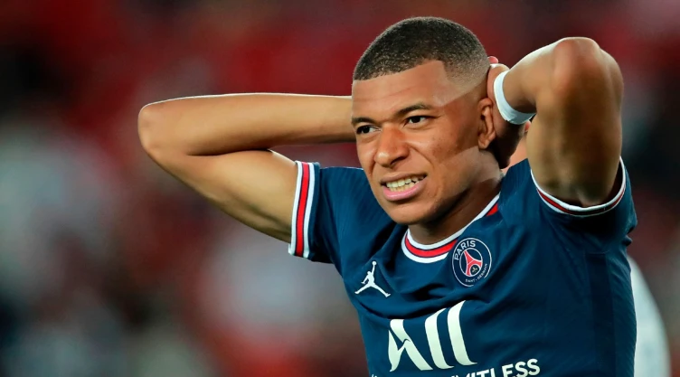 Kylian Mbappé en un juego con PSG
