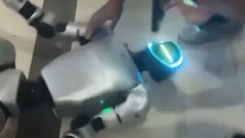 Robot inteligente en China sufre fallo de software y genera reacciones virales