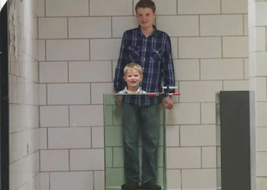 John Howell y su hijo Benjamin Howell muestran el invento