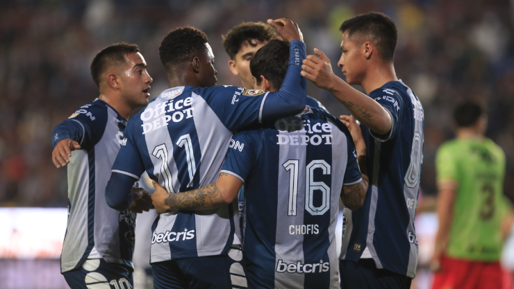 Jugadores de Pachuca celebran un gol ante Juárez