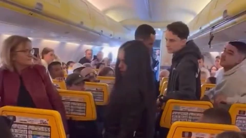Pasajera causa disturbios en pleno vuelo.jpg