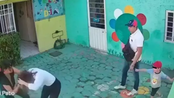 Maestra es golpeada por padres de alumno en kinder de Edomex