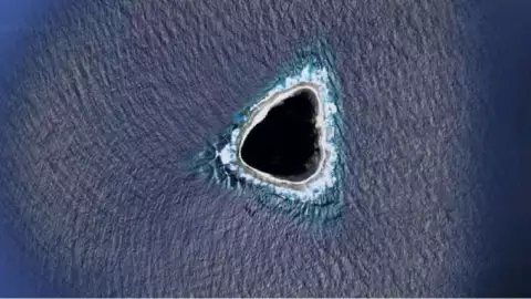 Agujero negro, Pacífico, Google Earth.jpg