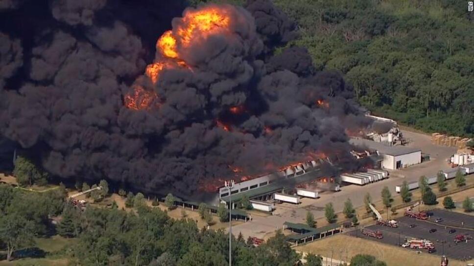 Incendio en una planta de químicos en Illinois provoca evacuaciones