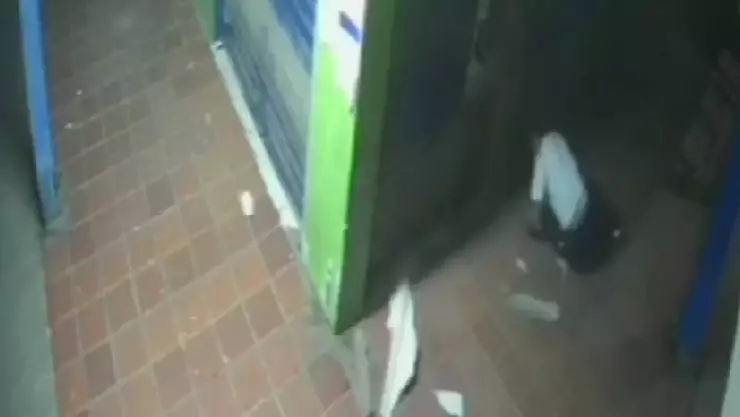 Ladrón cae de techo tras robo a papelería en Cúcuta, Colombia: Video viral