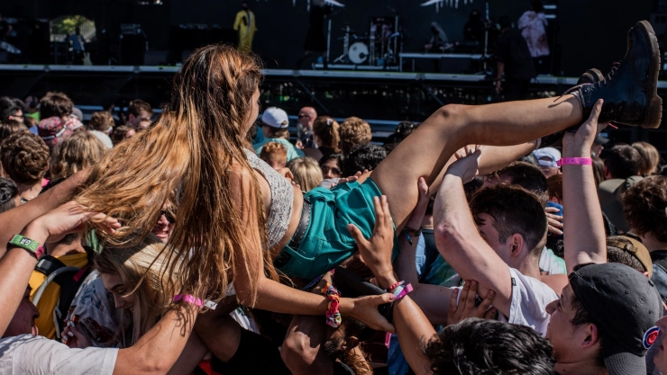 Personas disfrutando en el Lollapalooza de Chicago.