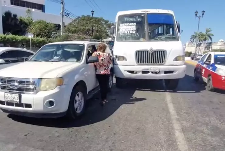 FOTOS_ Fuerte accidente presuntamente causado por un camión de transporte público deja daños a una camioneta particular
