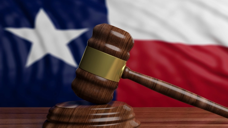 La bandera de Texas junto a un martillo del tribunal