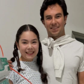 El piloto Checo Pérez visita a su pequeña fan en hospital