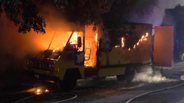 Incendio vehicular en Cadereyta de Montes: sobre Carretera Federal 120