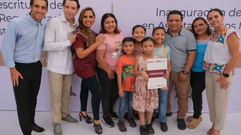 Familias en Cancún reciben escrituras de sus hogares como parte del Programa de Regularización para el Bienestar Patrimonial.