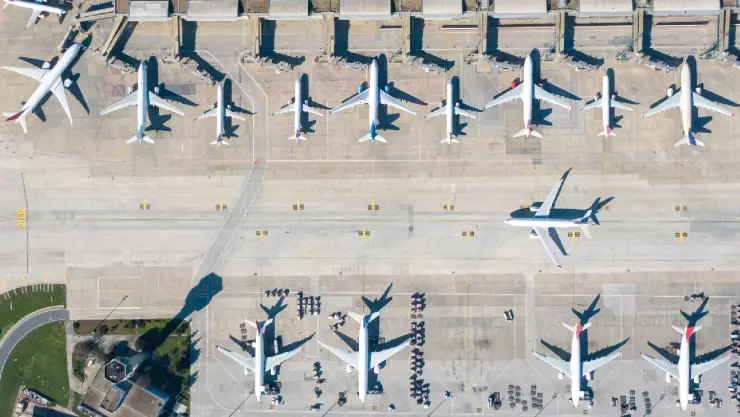 Aviones estacionados en un aeropuerto