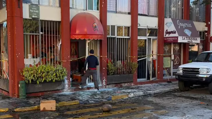 Muere mujer tras explosión por acumulación de gas en puesto de gorditas