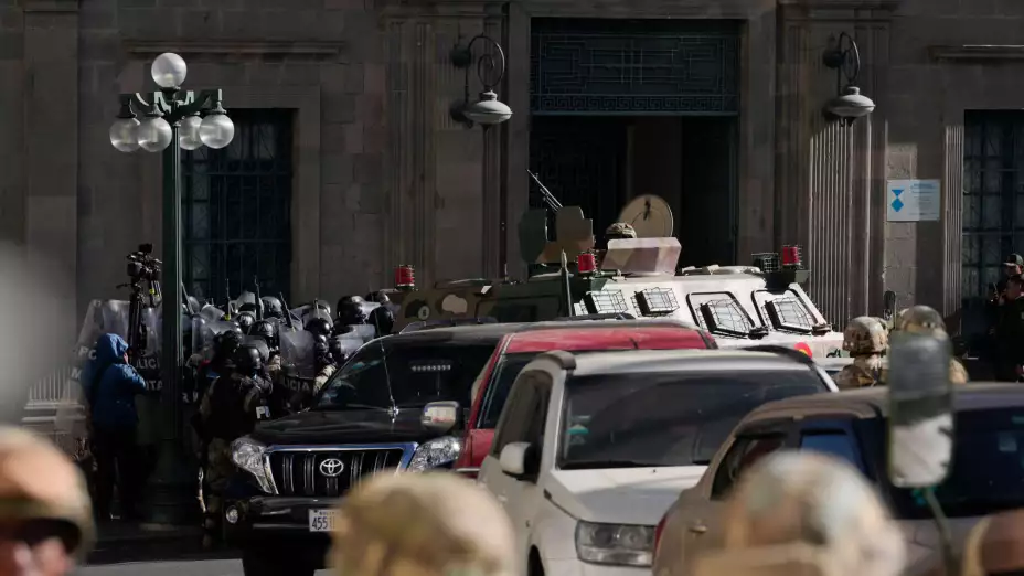 Soldados frente a palacio de gobierno en Bolivia.