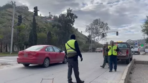Ponen semáforos a la salida de Playas de Tijuana por deslave