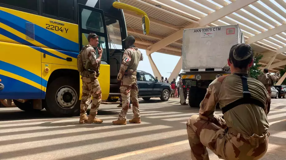 Soldados franceses evacuan a sus ciudadanos de Níger.