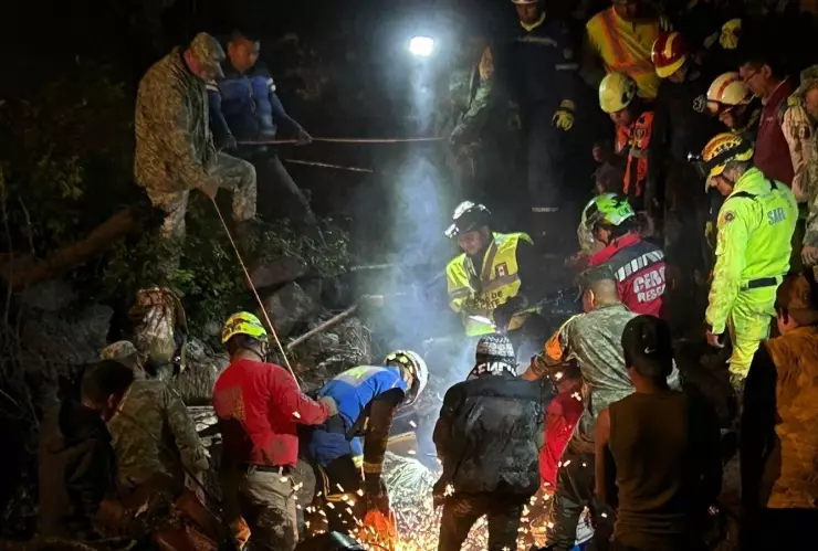 derrumbes-en-jilotzingo-autoridades-reportan-atrapados-desgajamiento-cerro-edomex