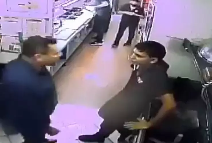 Hombre golpea brutalmente a un menor de edad