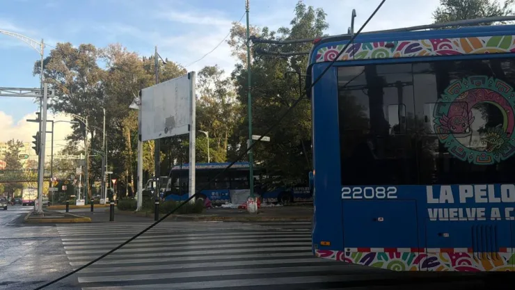 Cae cable de alta tensión del Trolebús en Eje 2 Norte y Reforma; provoca caos vial en la zona