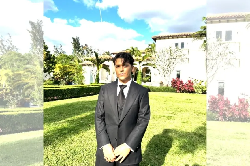 Nodal con traje.jpg