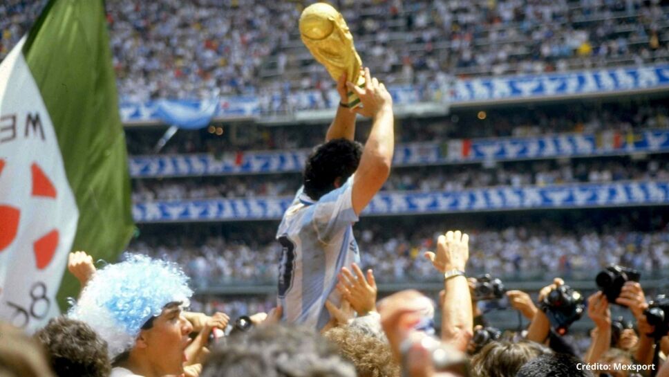 Diego Armando Maradona alza la Copa del Mundo