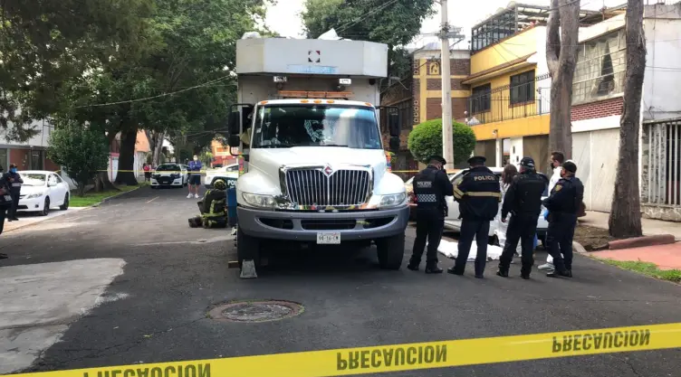 trabajador camión de basura.jpg