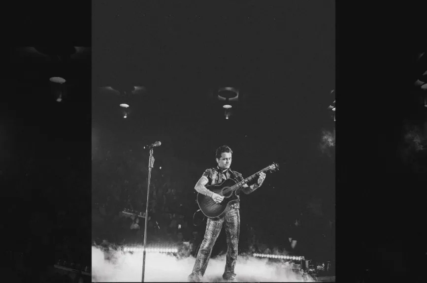 Nodal con guitarra (3).jpg
