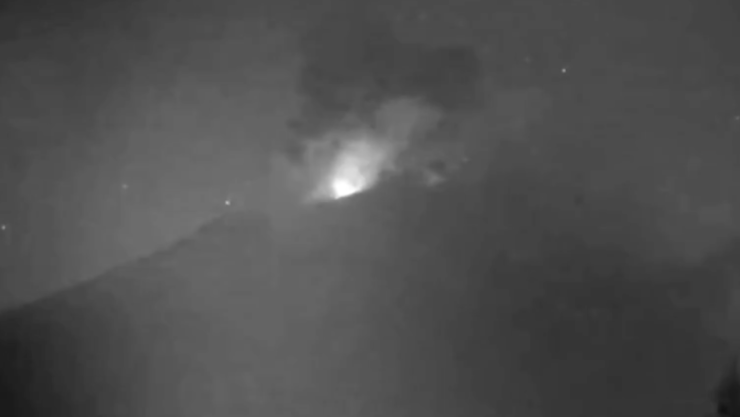 VIDEO Captan nueva EXPLOSIÓN del Volcán Popocatépetl hoy; arrojó LAVA