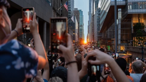 Ciudadanos de Nueva York contemplando el Manhattanhenge