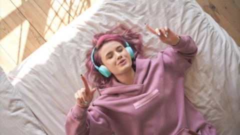 mujer escuchando música.jpg