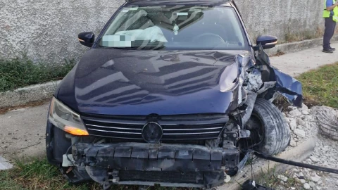 Fuerte choque en la Supermanzana 330 de Cancún: Conductora se impacta contra barda