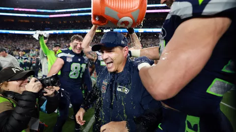 El entrenador Mike Macdonald, head coach de los Seattle Seahawks, fue bañado por Gatorade por sus jugadores