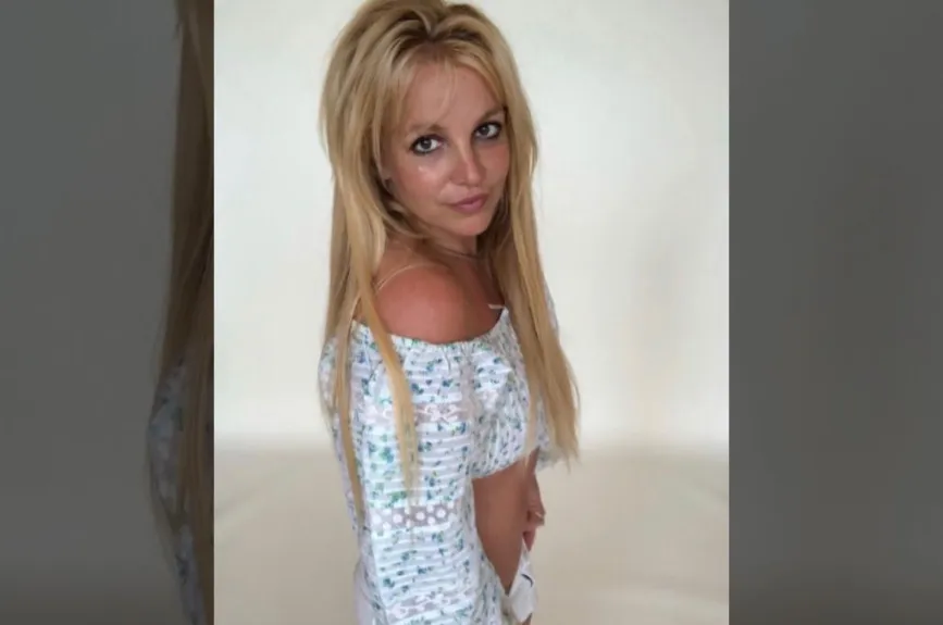 Britney ombliguera.jpg