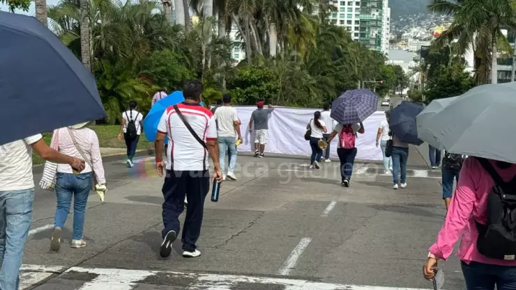 Marcha de trabajadores educativos provoca caos vial en Costera Miguel Alemán; bloqueo total en la Diana Cazadora