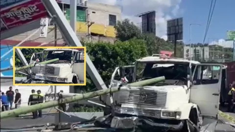 Pipa choca contra la columna de una gasolinera sobre Circuito Interior en CDMX