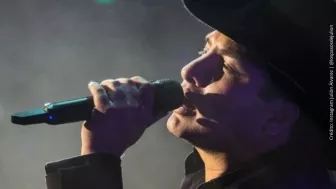 Julión Álvarez con sombrero negro..jpg