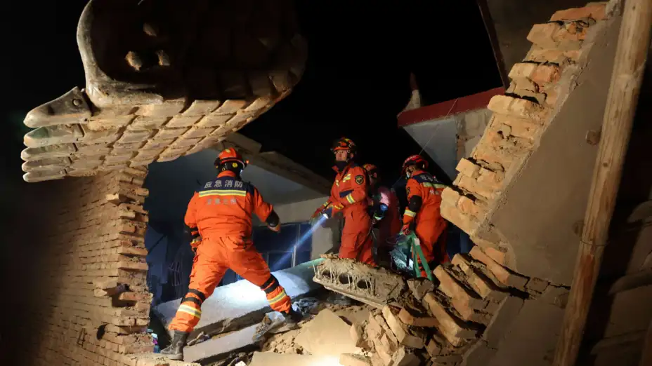 Rescatistas buscan sobrevivientes tras un terremoto en Jishishan, China.