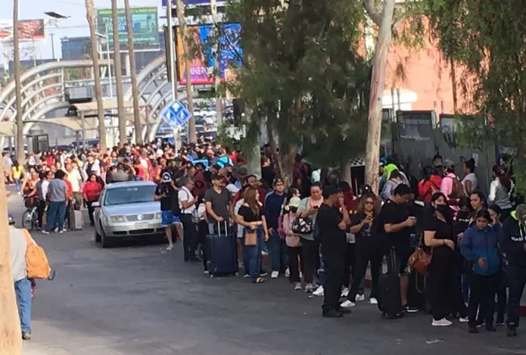 Largas filas de personas en el cruce peatonal por la garita de San Ysidro.