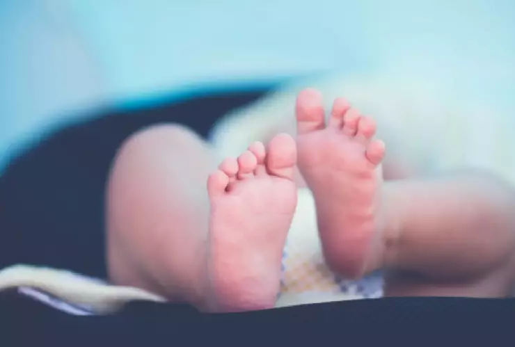 Encuentran a bebé recién nacida semienterrada en Puebla