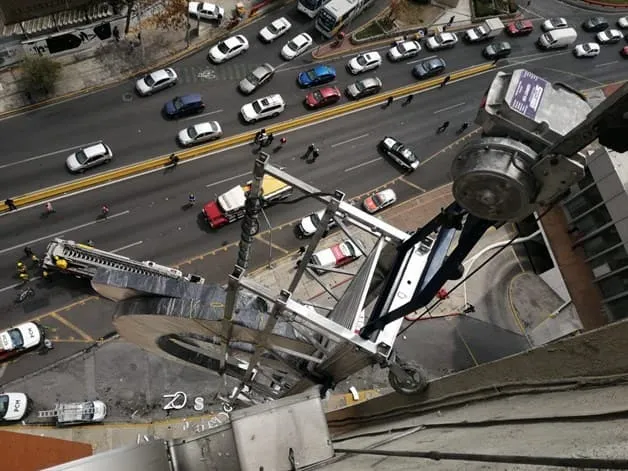Trabajador queda colgando en Monterrey